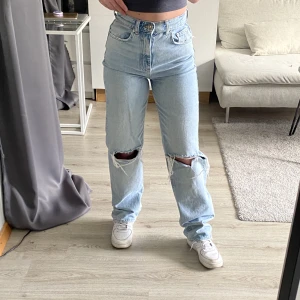 Blå Gina Tricot jeans - blåa jeans från gina tricot, storlek 32 men skulle säga att dom passar 34 också! endast använda en gång 🤍