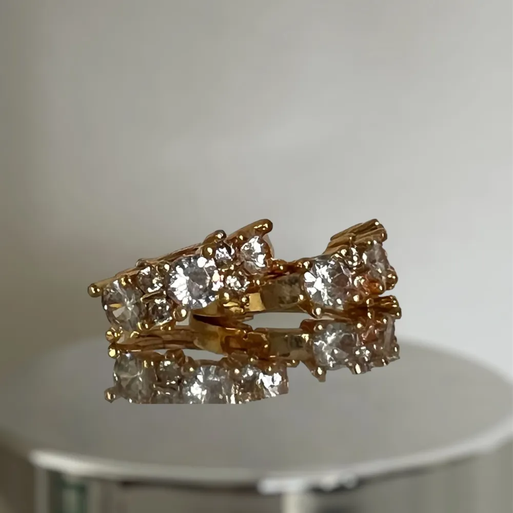 Chunky diamond guld örhänge köpt i Dubai säljs för 50 🤍 Små 2cm! Pläterad 💌frakt = 9kr. Accessoarer.