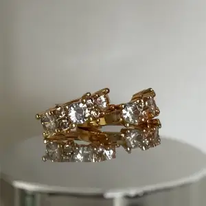 Chunky diamond guld örhänge köpt i Dubai säljs för 50 🤍 Små 2cm! Pläterad 💌frakt = 9kr