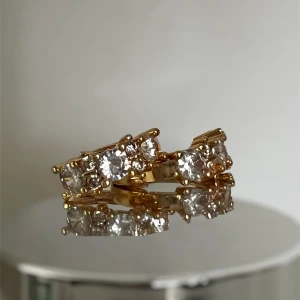 Chunky guld örhänge - Chunky diamond guld örhänge köpt i Dubai säljs för 50 🤍 Små 2cm! Pläterad 💌frakt = 9kr