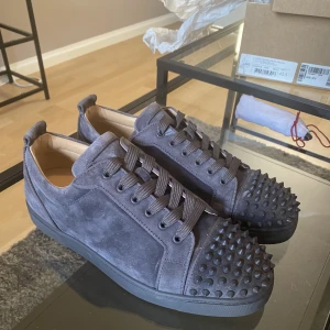 Christian Louboutin  - Intressekoll på mina assnygga loubs som är i skicket 10/10. Använda max 3 gånger kvitton finns och har alal tillbehör.