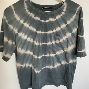 Tie dye t-shirt - Grå/grön. Säljs då den inte kommer till användning. Skriv i DM för fler bilder ifall det behövs😇