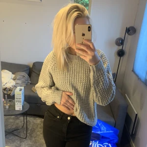 Stickad tröja - Fin stickad tröja från lager 157, ett hål på sidan av kragen men annars fint skick!