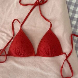 Bikini topp  - Röd bikini topp från HM, storlek 36. 