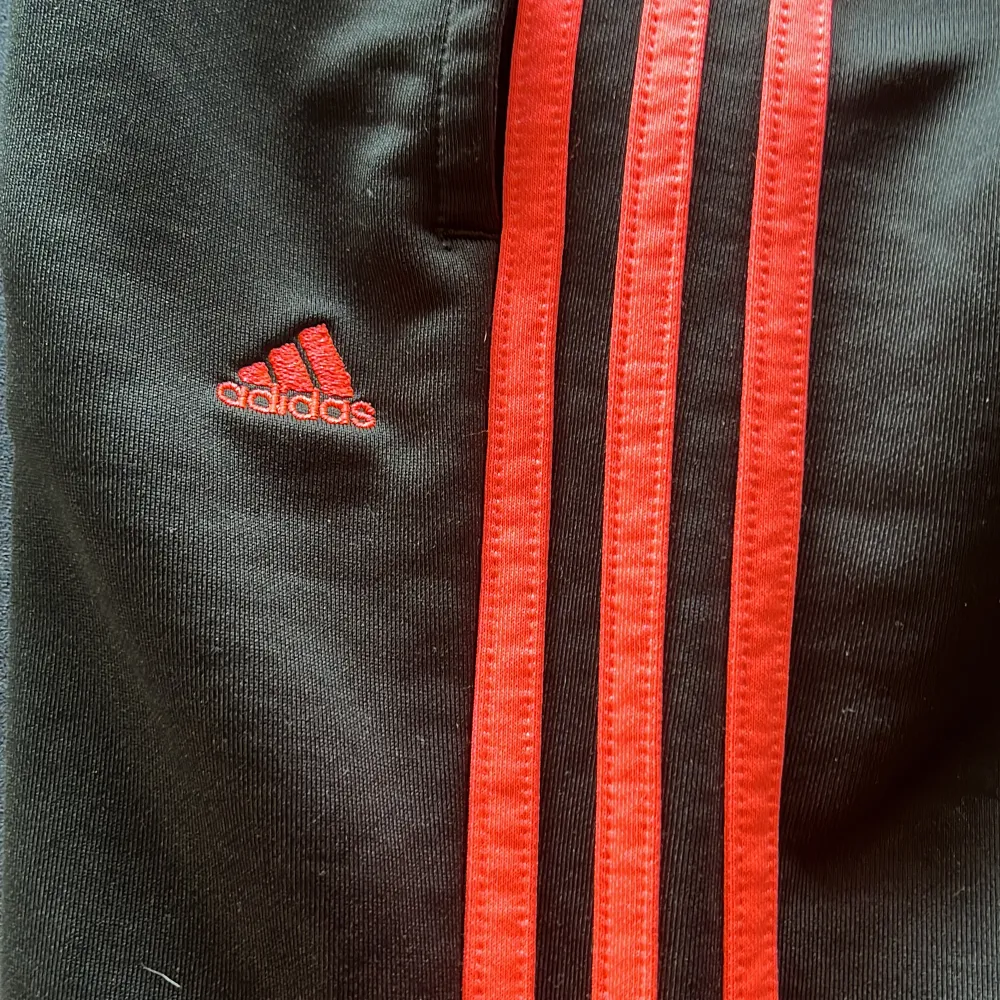 Kameran visar annan färg det är mer mot neon rosa hållet! Underbara adidas byxor som inte säljs längre! Använda några gånger. Finns inga märken på användning. Priset kan diskuteras! . Farkut & Housut.