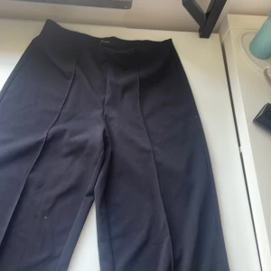 Kostymbyxor - Snygga kostymbyxor i mjukt tyg perfekt längd för mig (172)  Säljer dom billigt!