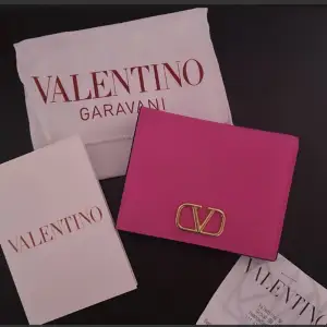 Valentino Garavani Flap French Wallet / kornig rosa läder plånbok från den nya kollektionen Pink PP F/W 22-23. Metallisk Valentino logotyp på framsidan. Köpt på NK, oanvänd:) 