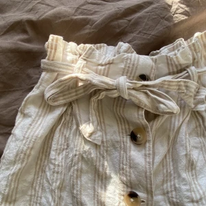 Linnekjol  - Jätte gullig linnekjol från Gina tricot. Har tyvärr blivit för liten🌼