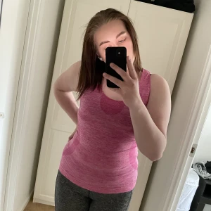 Träningslinne  - Rosa Träningslinne i lite tjockare och fastare material den glider inte upp. Som ny. One size  Kan mötas upp i Bengtsfors/Ed eller skickas mot fraktkostnad☺️