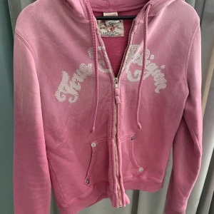 Rosa Rhinestone True religion Zip up - Säljer denhär super coola Rhinestone Hoodien från True religion! Den är i bra skick och alla stenar är kvar! Den är i storlek S och passar de flesta! Skriv om du har några funderingar😊