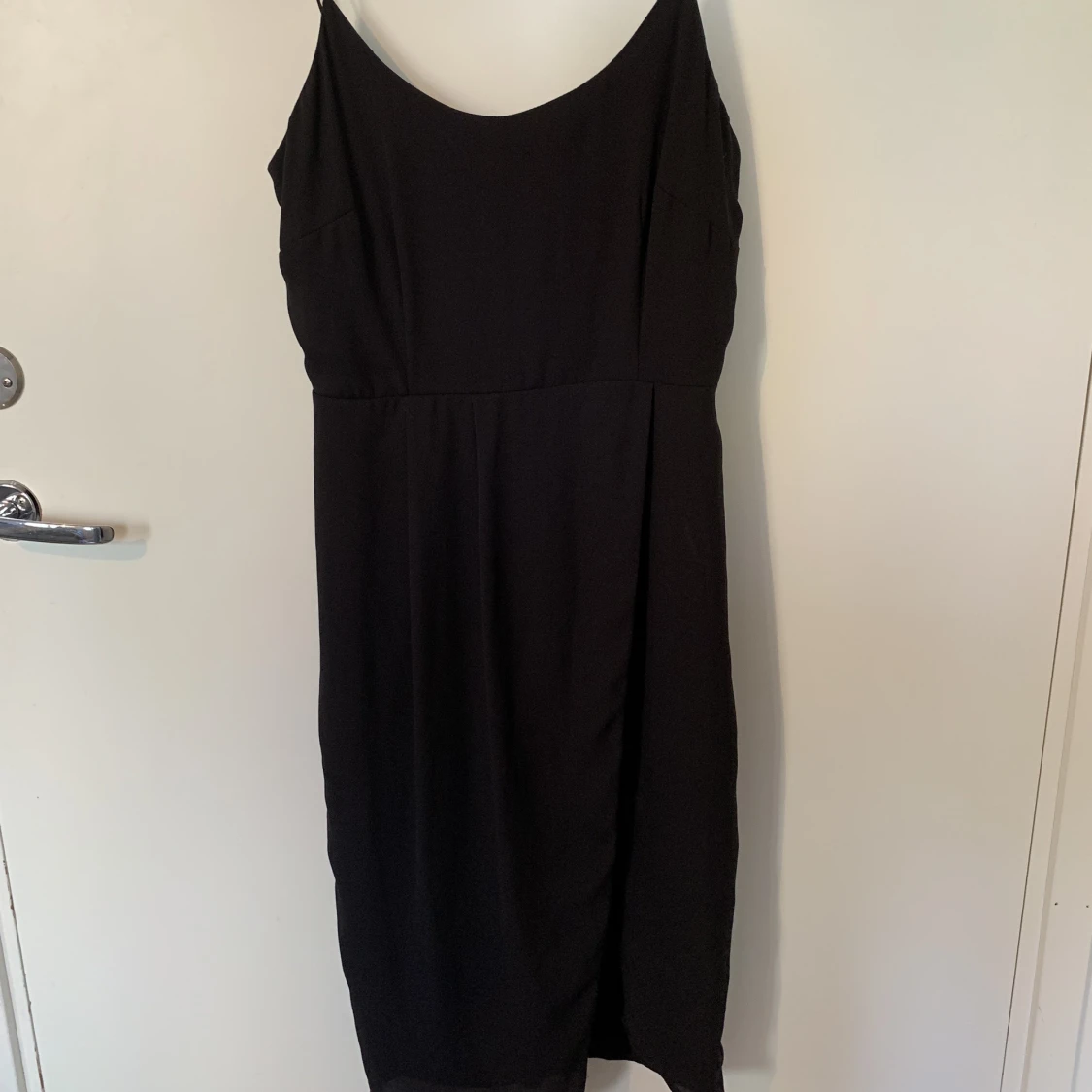 Svart klänning med slits