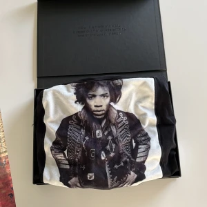 Limitato T-shirt  - Svart Limitato T-shirt i bra skick. Köptes på Limitatos årliga popup store för 1200kr. Box ingår