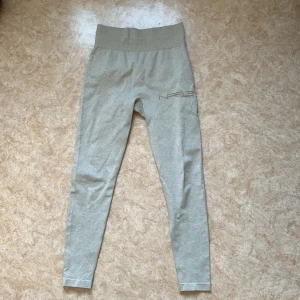 Träningstights beige - Beige träningstights i storlek S, säljes då de ej passar