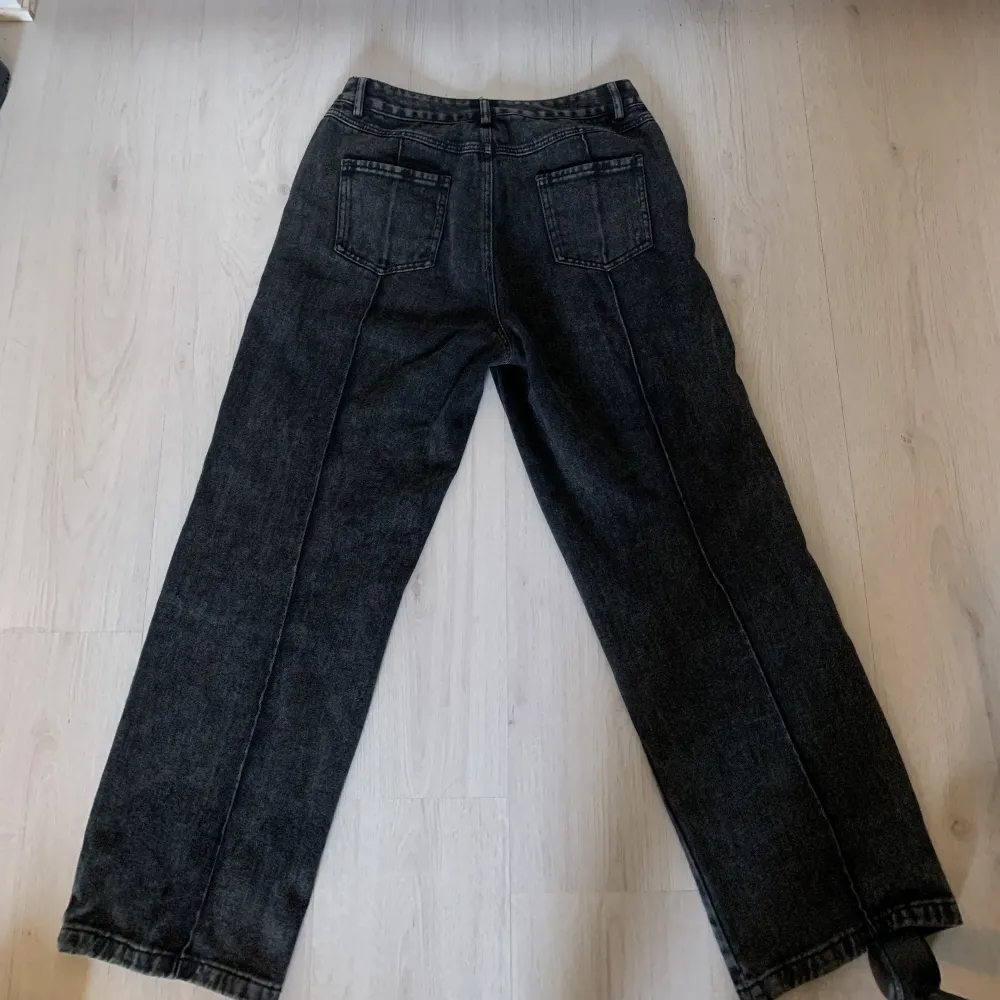 gråa jeans med coola detaljer på frambenen. används aldrig så dem säljs. kontakta vid flera bilder eller frågor!! <33. Jeans & Byxor.