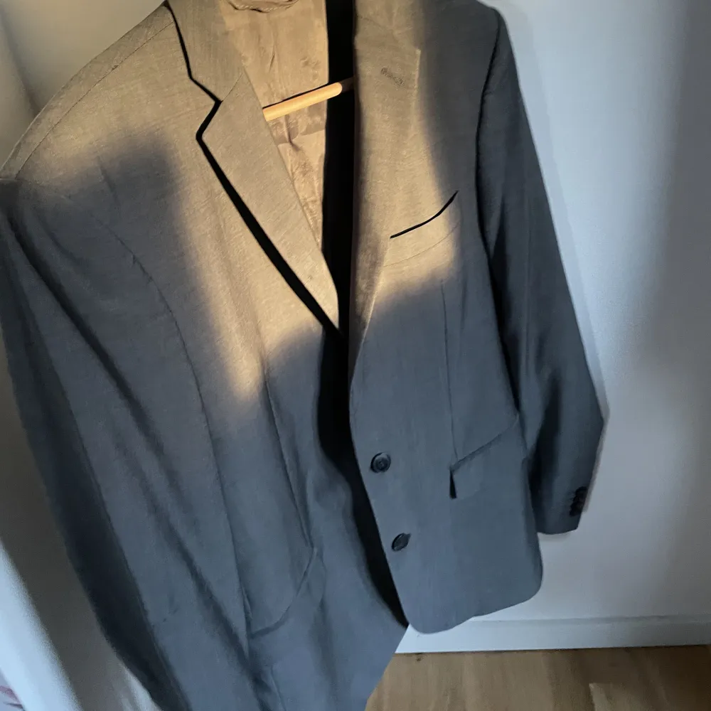 Säljer denna perfekta kavaj i en grå färg, passar till många tillfällen och går att både klä upp och ner. Passar till sommarkvällar, utekvällar, jobb, student, bröllop och mycket mer. Hör av er vid frågor eller andra funderingar. Pris går att diskutera 😇😇. Puvut & Bleiserit.