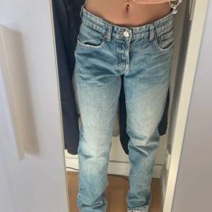 Jeans från zara som säljs pågrund av att dom blivit förstora använd fåtal gånger eftersom jag råkade köpa 3 par likadana jeans från zara. Storlek 38 350+frakt💗