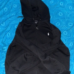 Ralph lauren hoodie - Köpt i somras på NK i stockholm, nypris 1,5, storlek M. Anledning till varför jag säljer är att den sitter för stort på mig.