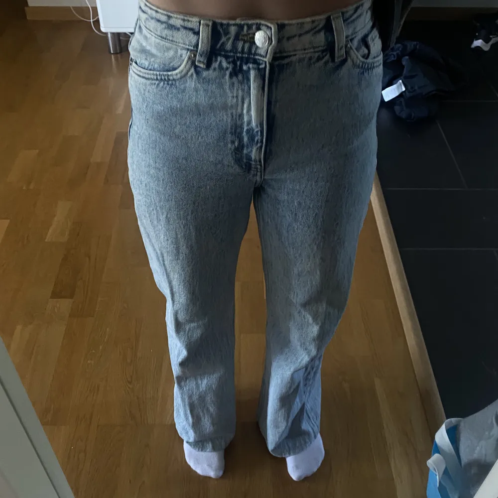 jeans från monki i storlek 25, passar mig som vanligtvis har xs/s eller 32/34. 🫶🏻Köpta för 500kr. Jeans & Byxor.