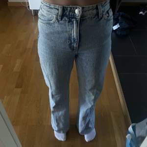 jeans från monki i storlek 25, passar mig som vanligtvis har xs/s eller 32/34. 🫶🏻Köpta för 500kr