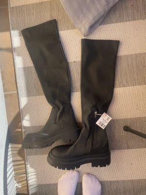 Stövlar - Chunky stövlar som går till knävecket, lite över! De va dessvärre för stora för mig och jag missade att lämna tillbaka dem😅 aldrig använda och lapparna kvar! 