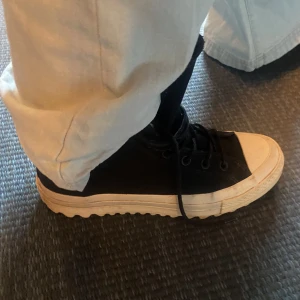 Converse skor st 40 - Ett par coola skor från converse. Skriv för frågor, kostar 450kr