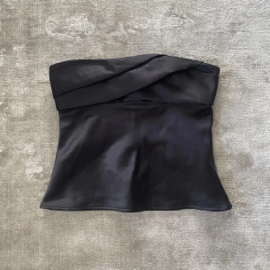 Svart topp  - Superfin topp från zara som är för liten för mig!