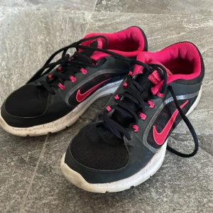 Nike sneakers/sport shoe - Skorna är i bra skick och använda ett få tal gånger, då jag fått skorna och säljer de för de är försmå.