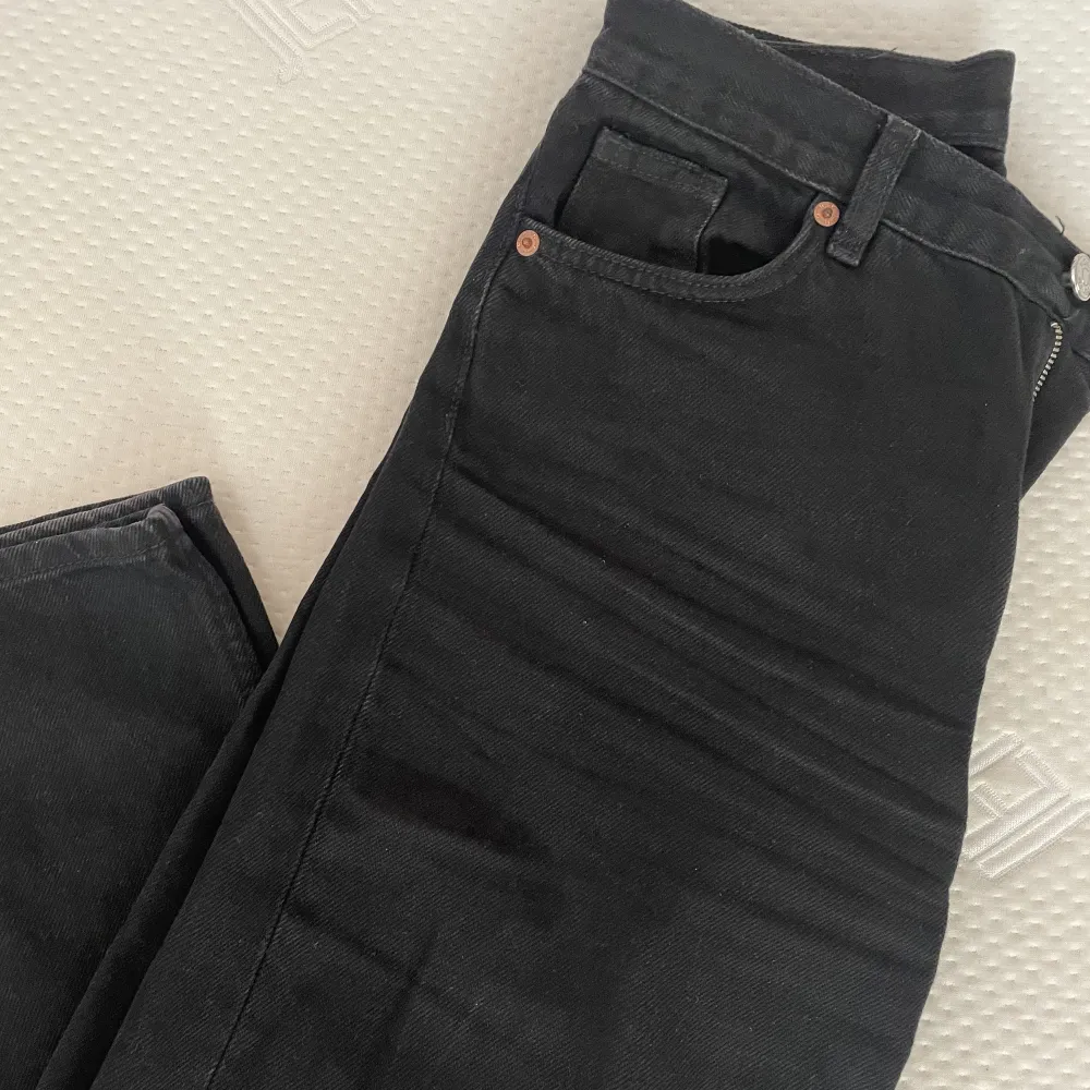 Högmidjade, vida, svarta Monki jeans. . Jeans & Byxor.