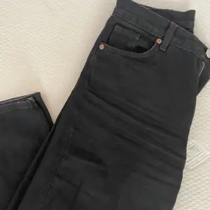 Högmidjade, vida, svarta Monki jeans. 