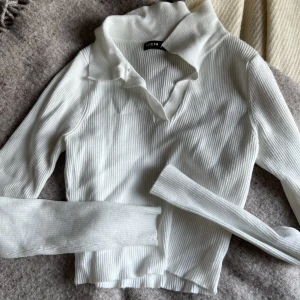 Vit topp  - Vit ribbad topp från shein med fin urringning. Aldrig använd🤍