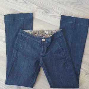 Lowwaist bootcut jeans  - Fett snygga 2000s byxor från märket rich and skinny. Köpte dom secondhand i Usa och dom är inte min storlek tyvärr. Typ mörkblåa