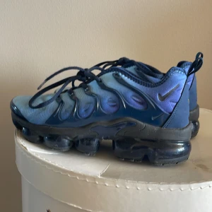 Nike vapormax - fick dem av en kompis billigt men är för små så säljer nu dem här. inte i det bästa skicket men funkar. Låda finns ej kvar.