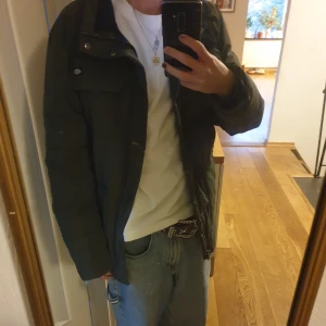 Vinterjacka  - En grön dickies vinterjacka. Köpt på Junkyard för nåt år sedan. Endast använd en vinter så den är i väldigt bra skick. 