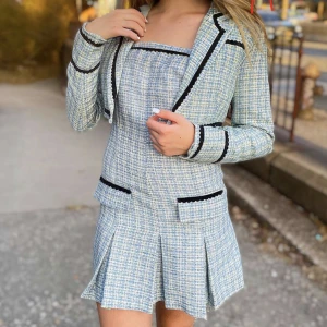 Blå tweed kavaj och klänning set Cider - En blå tweed (Lady Blue) klänning och kavaj set från Cider. I väldigt bra skick och tjock material (aldrig använt pga har bred axlar och  passar mig inte). Kan användas som set eller separat som på bilden. 