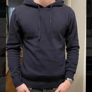 Stickad hoodie kashmirblandning - Säljer nu min sjukt snygga stickade hoodie från william de faye. 50/50 ull och kashmir.