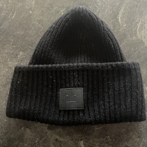 Acne mössa  - Säljer min fina acne mössa. Köp för ca 1 år sedan💗