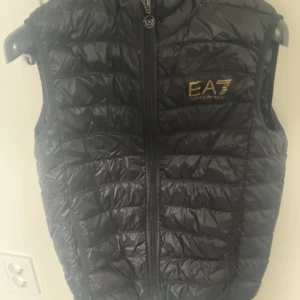 Ea7 väst  - Tjena! Säljer min ea7 väst då den ej kommer till användning. Den är i storlek S. Hör av er vid frågor eller prisförslag!