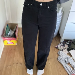 Gina tricko jeans - Jag har inte använt dom en gång, och dom är high waits och sitter skönt🩵