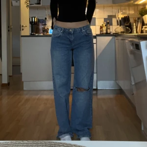 Na-kd jeans - Lågmidjade jeans från nakd.  Jag är 164 lång. modellen på 2/3 bilden har storlek 36 och jag har storlek 32 säljer pågrund av att dom inte kommit till användning, skriv om ni har några frågor💕 