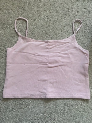 Linne - Säljer detta fina rosa linnet från Newyorker. Säljer då det inte kommer till användning. Säljer just detta linnet i flera olika färger. Minns inte vad jag köpte de för men jag säljer för 20kr+frakt💘