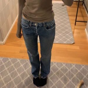 low waist jeans - säljer dessa supersnygga jeans från zara då dem tyvärr blivit försmå! Säljer även exakt likadana i svart av samma anledning!