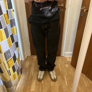 Vintage levis 505 - Ett par svarta levis 505. Riktigt fin straight passform inseam: 78 cm leg opening: 21 cm lite skavda längst ner på benen men de chill 