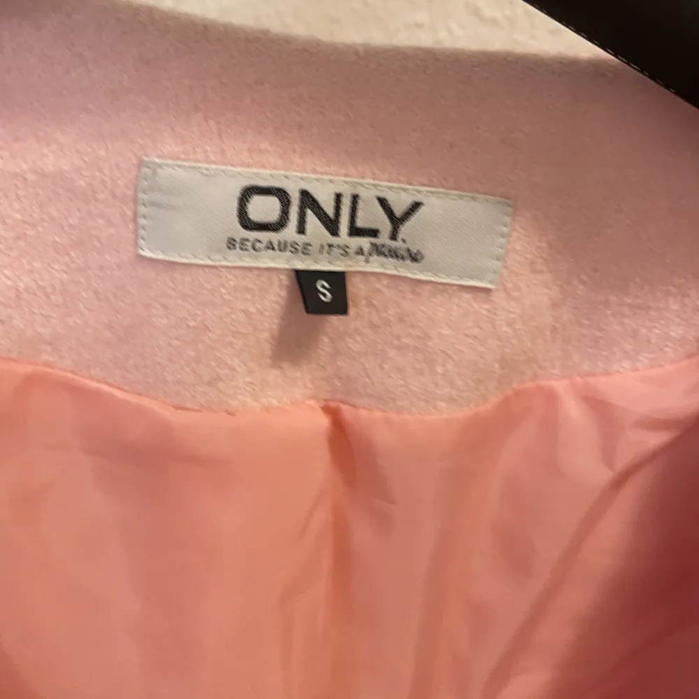 En rosa kappa som används ett fåtal gånger. Väldigt fin men säljer pga att den inte används . Jackor.