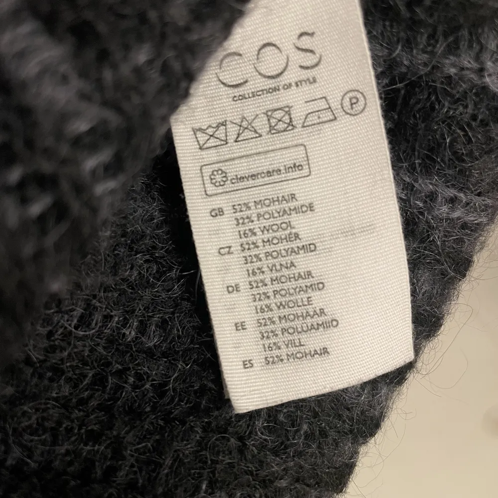 Stickad tröja i riktigt bra kvalitet från COS. Storlek M, lite oversized! Nypris ca 1400kr.. Tröjor & Koftor.