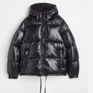 Glansig jacka  - Säljer en jättefin jacka från h&m i den glansiga versionen som jag köpte i vintras men kom aldrig till användning🩷🩷