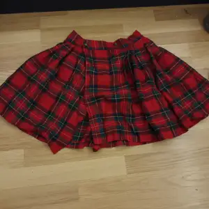 Röd rutig kjol, storlek 44 säljer eftersom jag inte använder den längre. Skriv om du har frågor 