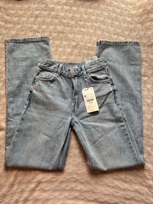 straight leg jeans - jätte söta jeans från bershka! köpte dem från asos för 430kr dem är helt nya med prislappen på! säljer för dem är för stora på mig. meddela mig för mer frågor💕💕