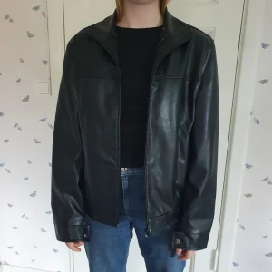 Svart skinnjacka - Svart skinnjacka i storlek M/38