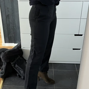 Raka kostymbyxor  - Raka extra tjocka kostymbyxor raka i modellen, väldigt mörklblå, vet ej märke min mormor hade dom när hon var ung
