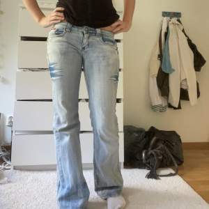 sjukt coola o unika jeans!!🔥💘💘midjemått 78, innerbenslängd: 81 